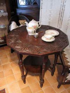 1910British carved@table